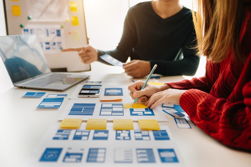 best-Tulsa-Marketing-Company-ux-developer-ui-designer-and-digital-marketers-brainstorming
